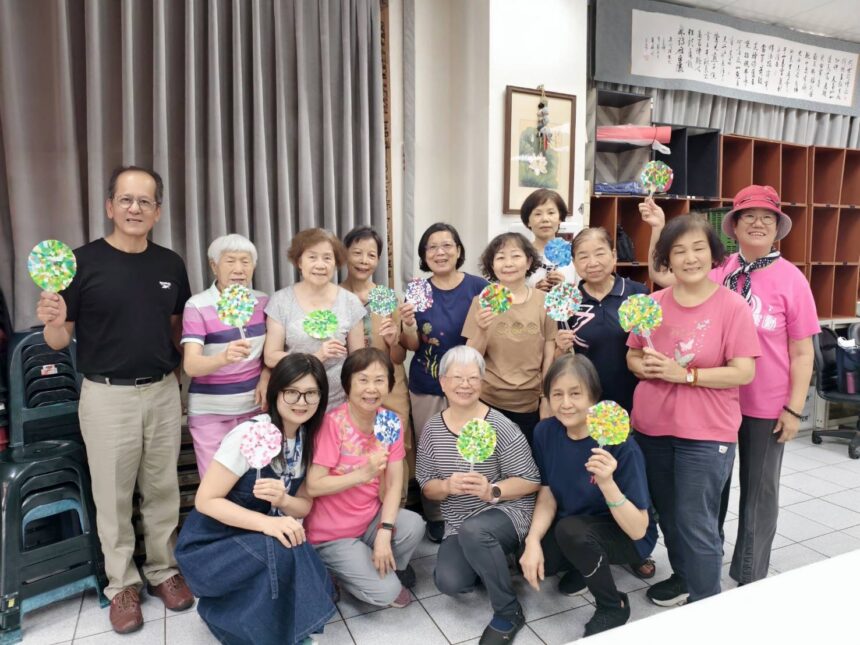 瓶蓋變身藝術涼扇！　中市清潔隊攜手長輩手作　「扇」播永續種子