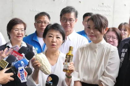 盧秀燕訪新竹送苦瓜苦茶油　挺高虹安「Double苦市長」