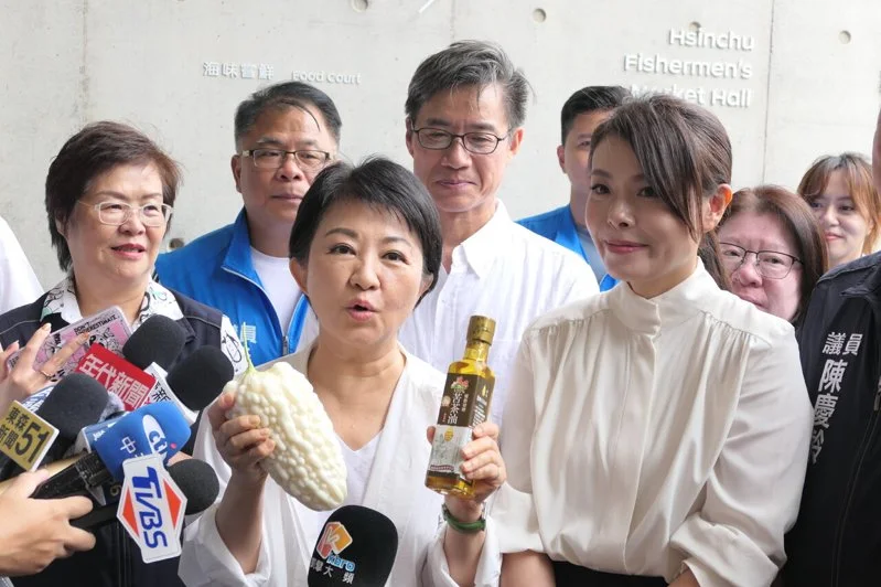 台中市長盧秀燕參訪竹市苦瓜與苦茶油見面禮